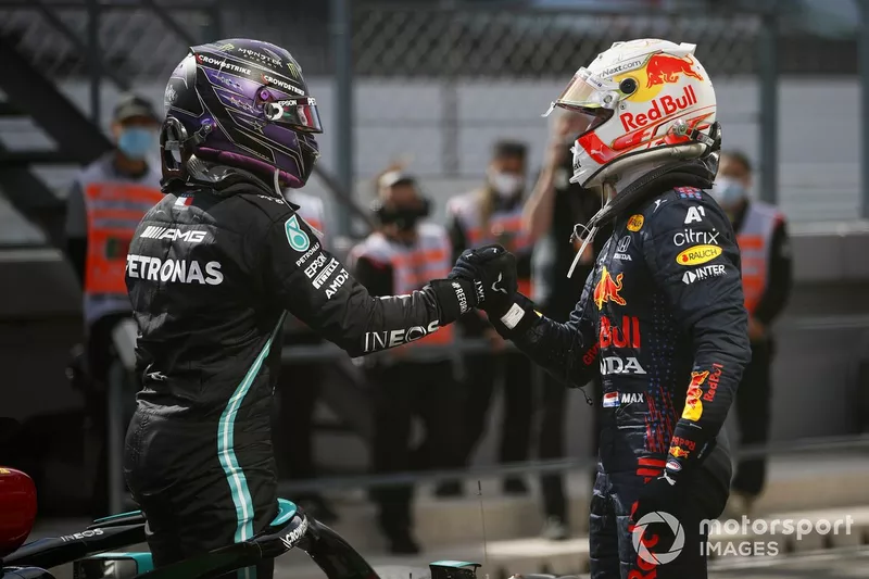 Max Verstappen, Red Bull Racing, secondo classificato, si congratula con Lewis Hamilton, Mercedes, primo classificato, al Parc Ferme