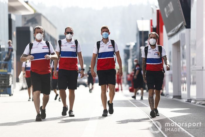 Mecánicos de Haas en el paddock