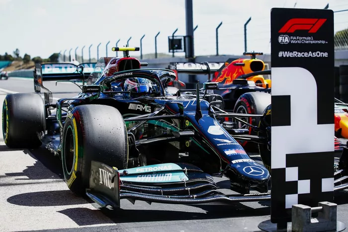Ganador de la pole Valtteri Bottas, Mercedes W12, en Parc Ferme