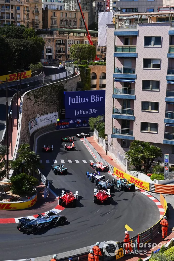 Los coches intentan evitar a Alexander Sims, Mahindra Racing, M7Electro