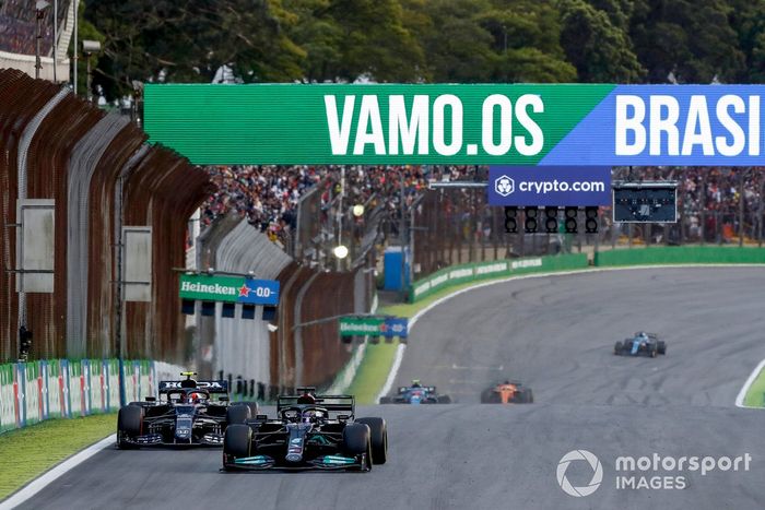 Lewis Hamilton, Mercedes W12, pasa a Pierre Gasly, AlphaTauri AT02