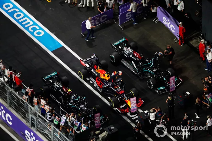 Lewis Hamilton, Mercedes, 1ª posición, Max Verstappen, Red Bull Racing, 2ª posición, y Valtteri Bottas, Mercedes, 3ª posición, llegan al Parc Ferme