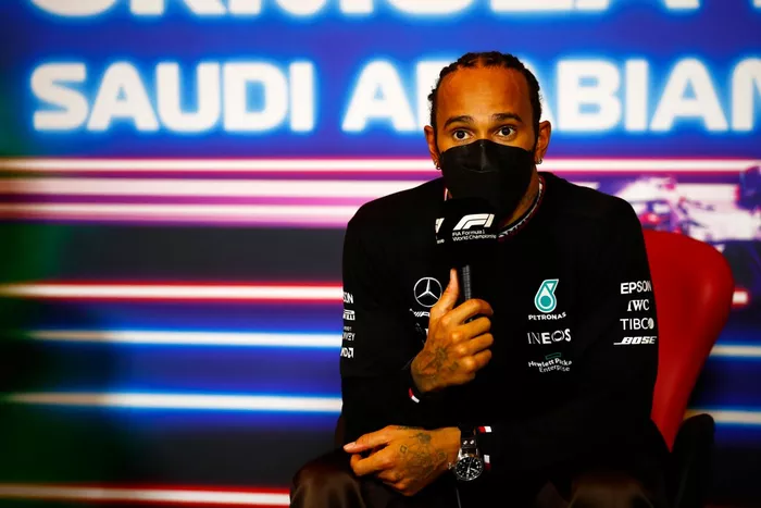 Lewis Hamilton, Mercedes, 1ª posición, en la rueda de prensa