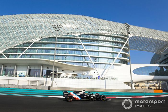 Fernando Alonso, Alpine, con un Renault RS18 adaptado (muleto) con los Pirelli de 18 pulgadas  