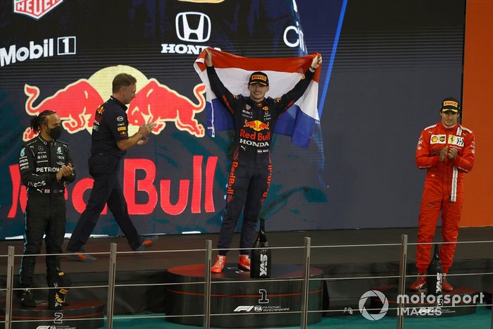 Podio: ganador y campeón Max Verstappen, Red Bull Racing, segundo lugar Lewis Hamilton, Mercedes, tercer lugar Carlos Sainz Jr., Ferrari