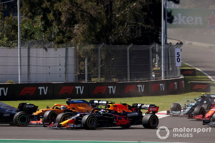 Valtteri Bottas, Mercedes W12, Daniel Ricciardo, McLaren MCL35M, Sergio Pérez, Red Bull Racing RB16B, Sebastian Vettel, Aston Martin AMR21, y Carlos Sainz Jr., Ferrari SF21, en la salida