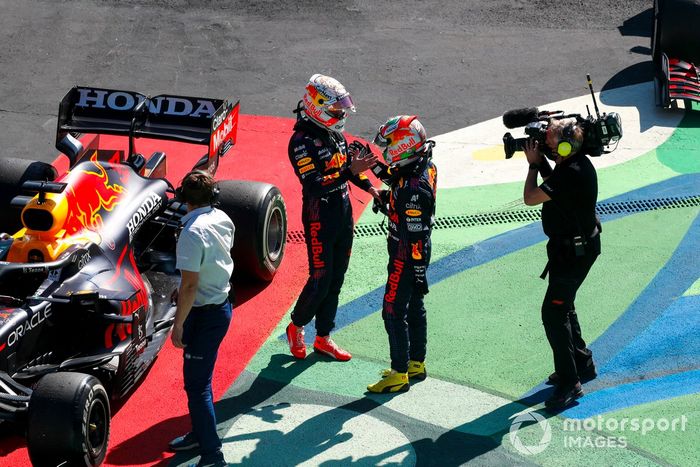 Max Verstappen, Red Bull Racing, 1ª posición, y Sergio Pérez, Red Bull Racing, 3ª posición, se felicitan mutuamente en el Parc Ferme