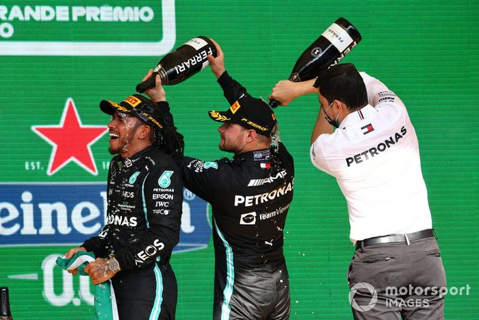 Podio: ganador Lewis Hamilton, Mercedes, tercer lugar Valtteri Bottas, Mercedes, Leonardo Donisete da Silva ingeniero de Mercedes