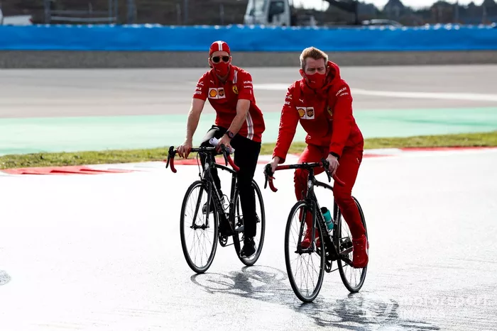 Sebastian Vettel, Ferrari, recorre la pista en bici