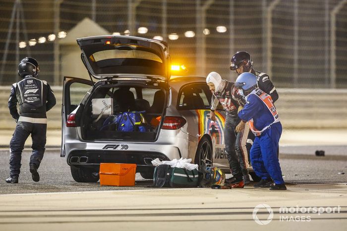 Delegados médicos asisten a Romain Grosjean, Haas F1, después del accidente en la primera vuelta