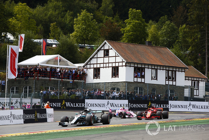 Lewis Hamilton, Mercedes AMG F1 W09 ve Sebastian Vettel, Ferrari SF71H ve Esteban Ocon, Racing Point Force India VJM11, formasyon turu