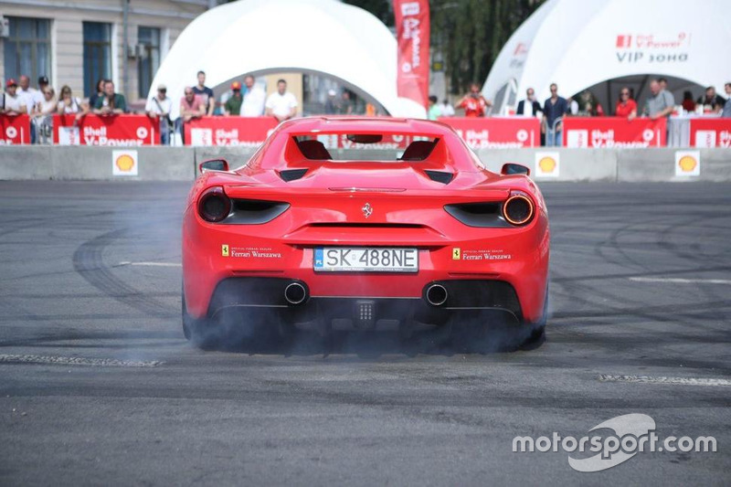 Марк Жене за кермом Ferrari