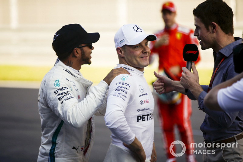 Lewis Hamilton, Mercedes AMG F1, felicita al ganador de la pole Valtteri Bottas, Mercedes AMG F1