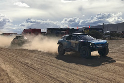 #318 Peugeot: Romain Dumas, Alain Guehennec tows the damaged #304 Peugeot Sport Peugeot 3008 DKR: Ca