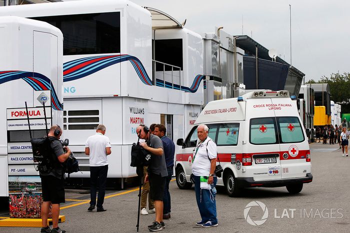 Un ambulancia en el paddock
