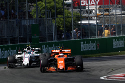 Stoffel Vandoorne, McLaren MCL32 and Lance Stroll, Williams FW40