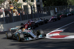 Lewis Hamilton, Mercedes AMG F1 F1 W08 y Sebastian Vettel, Ferrari SF70H