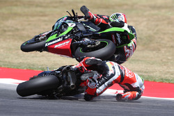Chute de Chaz Davies, Ducati Team, Jonathan Rea, Kawasaki Racing