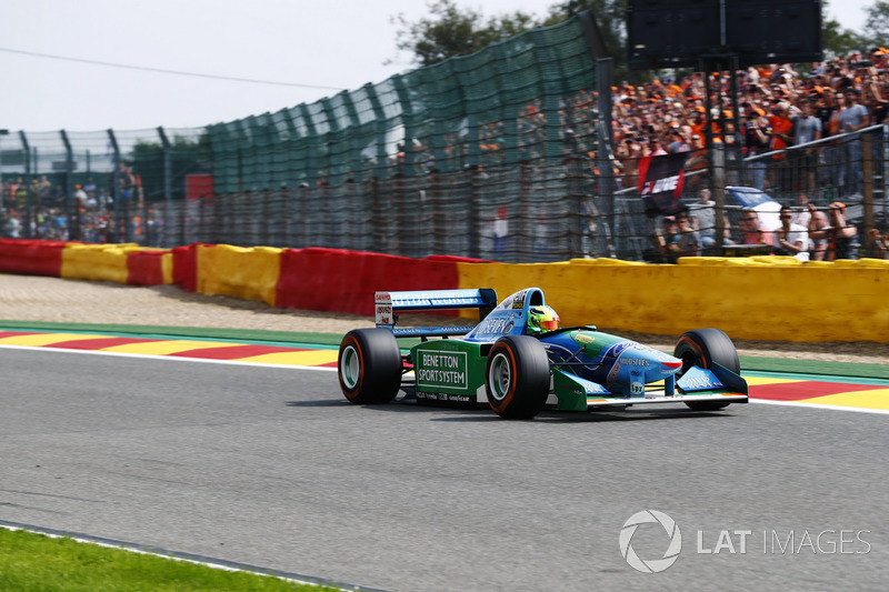Mick Schumacher pilote la Benetton B194 de son père, Michael Schumacher