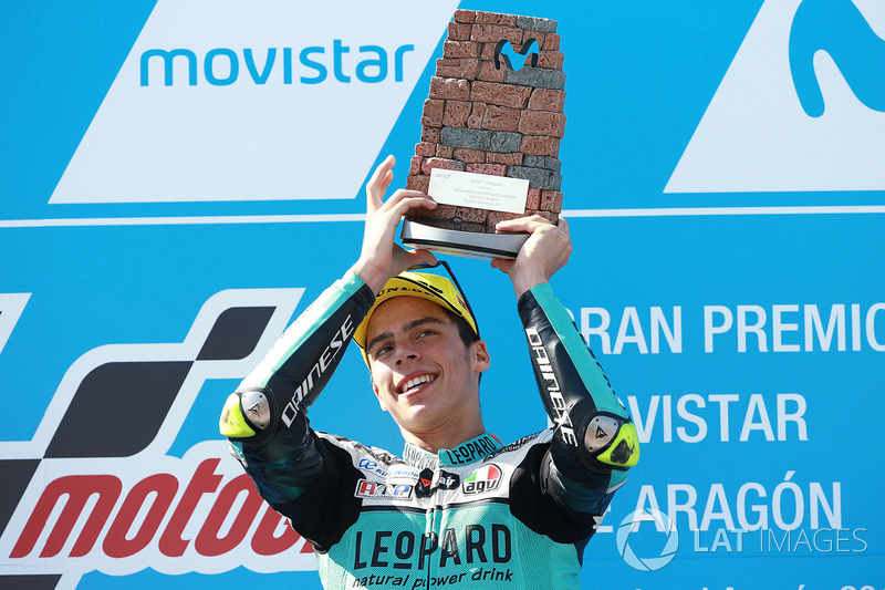 Na Moto3, Joan Mir colocou uma mão e quatro dedos no título mundial após conquistar uma vitória convincente. Com 80 pontos de frente, ele pode ser campeão já no próximo GP, em Motegi.