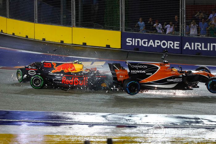 Choque de Max Verstappen, Red Bull Racing RB13, Fernando Alonso, McLaren MCL32 Honda
