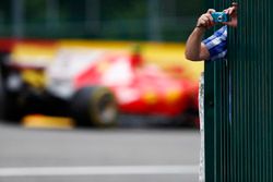 Kimi Raikkonen, Ferrari SF70H, con fans