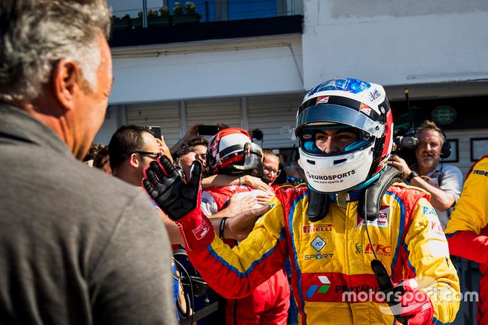 Ganador de la carrera Giuliano Alesi, Trident, con su padre Jean Alesi