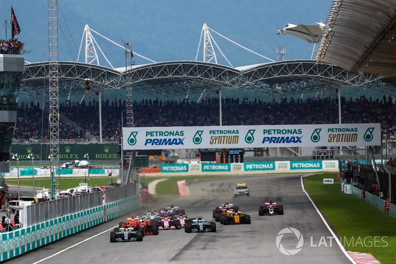 Lewis Hamilton, Mercedes-Benz F1 W08 leads at the start of the race