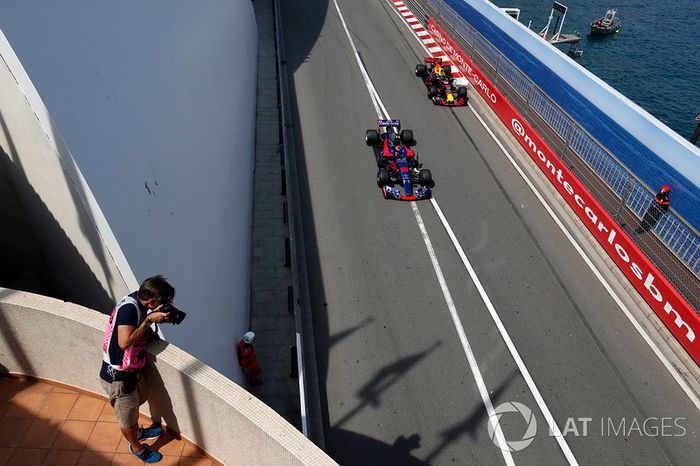 Fotógrafo toma a Carlos Sainz Jr., Scuderia Toro Rosso STR12 y Daniel Ricciardo, Red Bull Racing RB13
