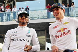 Lewis Hamilton, Mercedes AMG F1 con Max Verstappen, Red Bull Racing en el desfile de pilotos