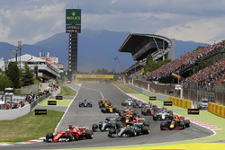 Sebastian Vettel, Ferrari SF70H, Lewis Hamilton, Mercedes AMG F1 W08, dans le premier virage au départ