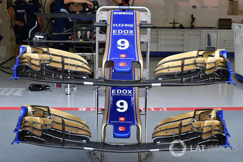 Sauber C36 nose and front wings