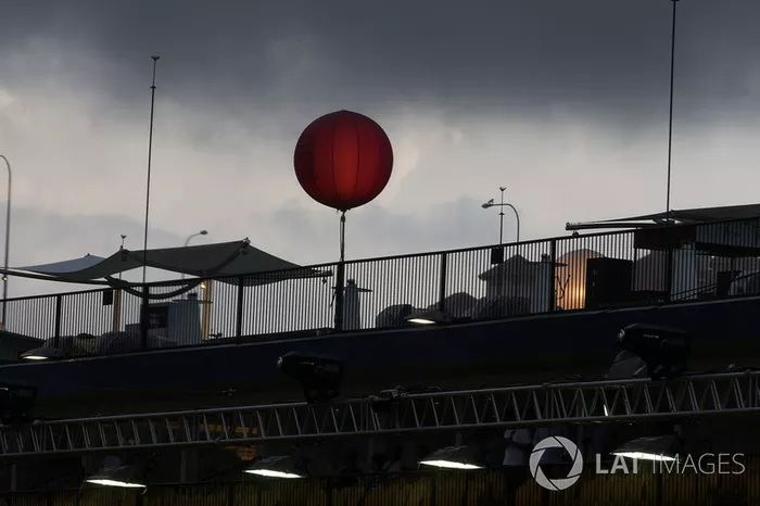 Pela primeira vez, uma prova noturna seria disputada no piso molhado e também ajudaria a colocar novo tempero na corrida.
