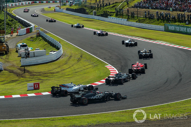 Romain Grosjean, Haas F1 Team VF-17 e Lance Stroll, Williams FW40 lottano per la posizione alla part