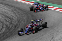 Carlos Sainz Jr., Scuderia Toro Rosso STR12 precede Daniil Kvyat, Scuderia Toro Rosso STR12