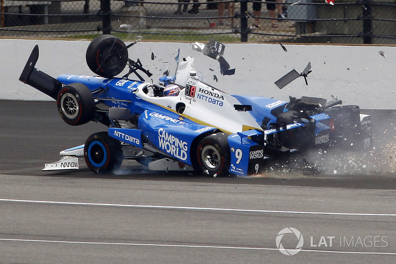 Авария: Скотт Диксон, Chip Ganassi Racing Honda, и Джей Ховард, Schmidt Peterson Motorsports Honda
