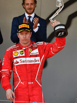 Kimi Raikkonen, Ferrari sur le podium avec le trophée