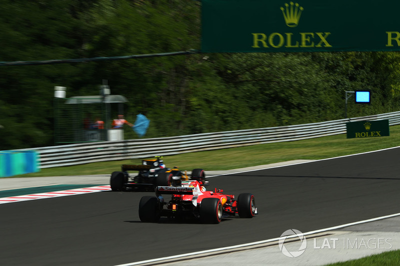 Jolyon Palmer, Renault Sport F1 Team RS17, Sebastian Vettel, Ferrari SF70-H