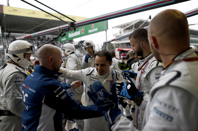 Felipe Massa, Williams, is applauded by the time on arrival back at the garage after retiring from t