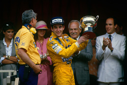 Podium : le vainqueur Ayrton Senna, Team Lotus avec le directeur de Lotus Peter Warr, qui récolte le trophée du constructeur