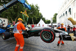 The Mercedes AMG F1 W07 Hybrid Льюїса Хемілтона, Mercedes AMG F1 піднімаєть краном після аварії в кв