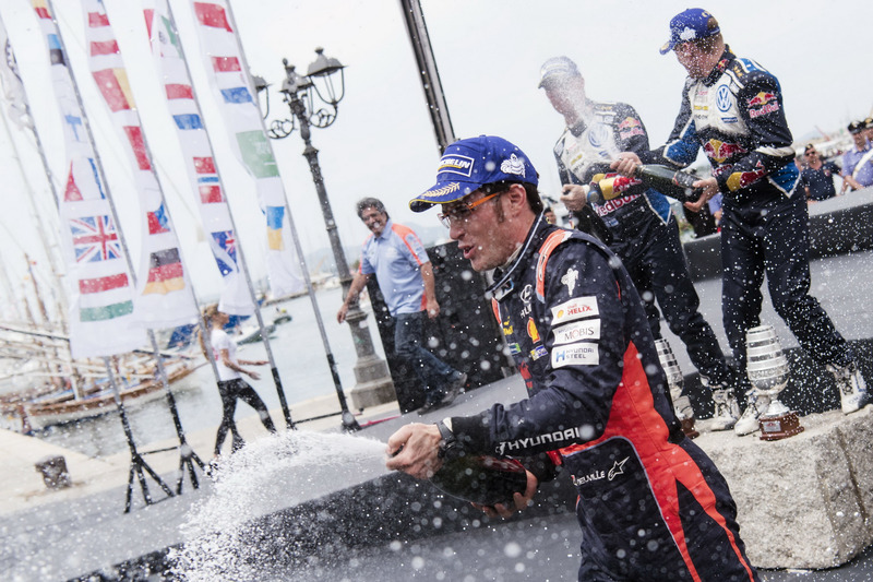 Thierry Neuville, Nicolas Gilsoul, Hyundai i20 WRC, Hyundai Motorsport celebrates the podium