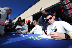 #35 Baxi DC Racing Alpine A460 - Nissan: David Cheng, Ho-Pin Tung, Nelson Panciatici signeren handte