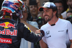 Winnaar Max Verstappen, Red Bull Racing viert in parc ferme met Fernando Alonso, McLaren