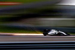 Des étincelles s'envolent de la voiture de Felipe Massa, Williams FW38