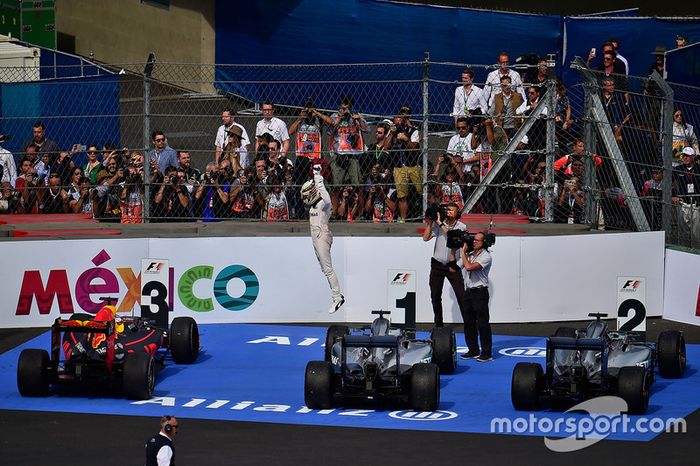 Ganador de la carrera Lewis Hamilton, híbrido de Mercedes AMG F1 W07 celebra en parc ferme