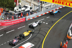 Данііл Квят, Scuderia Toro Rosso STR11 і Кевін Магнуссен, Renault Sport F1 Team RS16, контакт