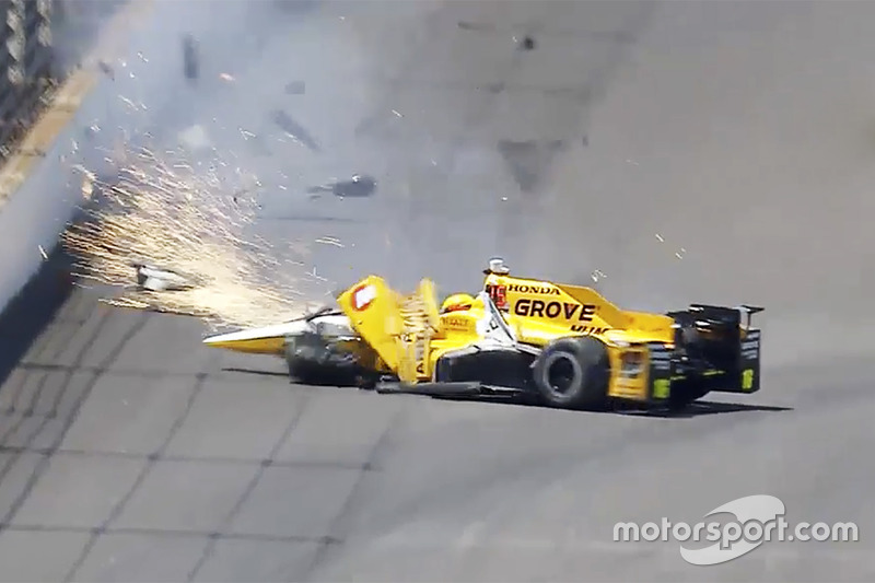 Crash: Spencer Pigot, Rahal Letterman Lanigan Racing Honda