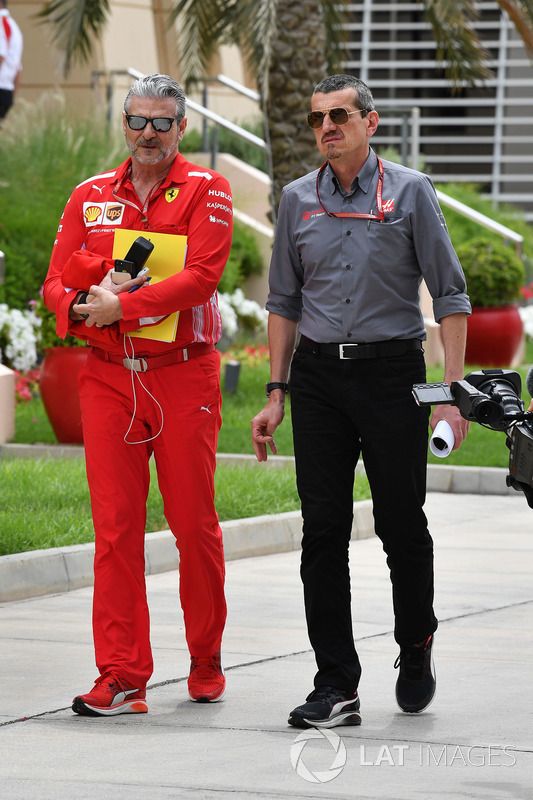 Maurizio Arrivabene, director del equipo Ferrari y Guenther Steiner, director del equipo de Haas F1