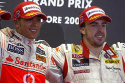 Lewis Hamilton, McLaren MP4-24 Mercedes ve Fernando Alonso, Renault R29